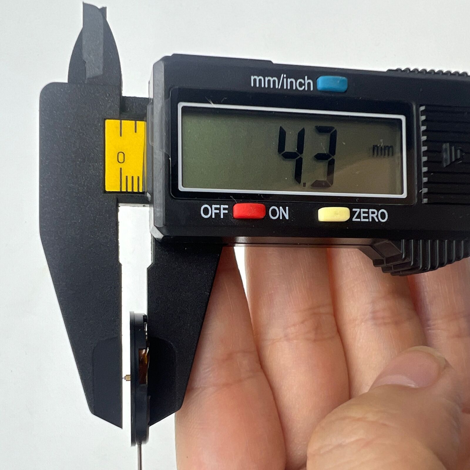 Swiss Part Wholesale Ronda 507 quartz watch movement with English date display, precise timekeeping component