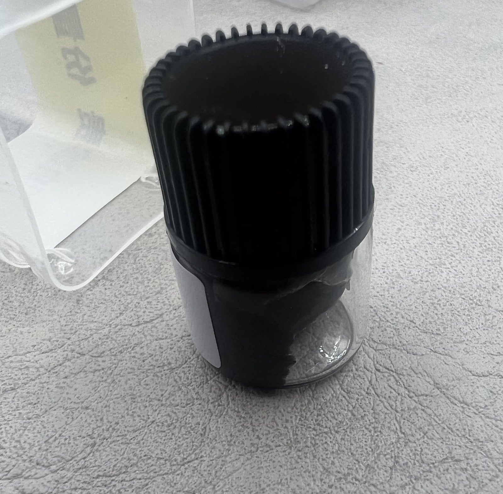Swiss Black Mainspring Schmiermittel 0.5ml bottle for precise P125 watch movement lubrication.