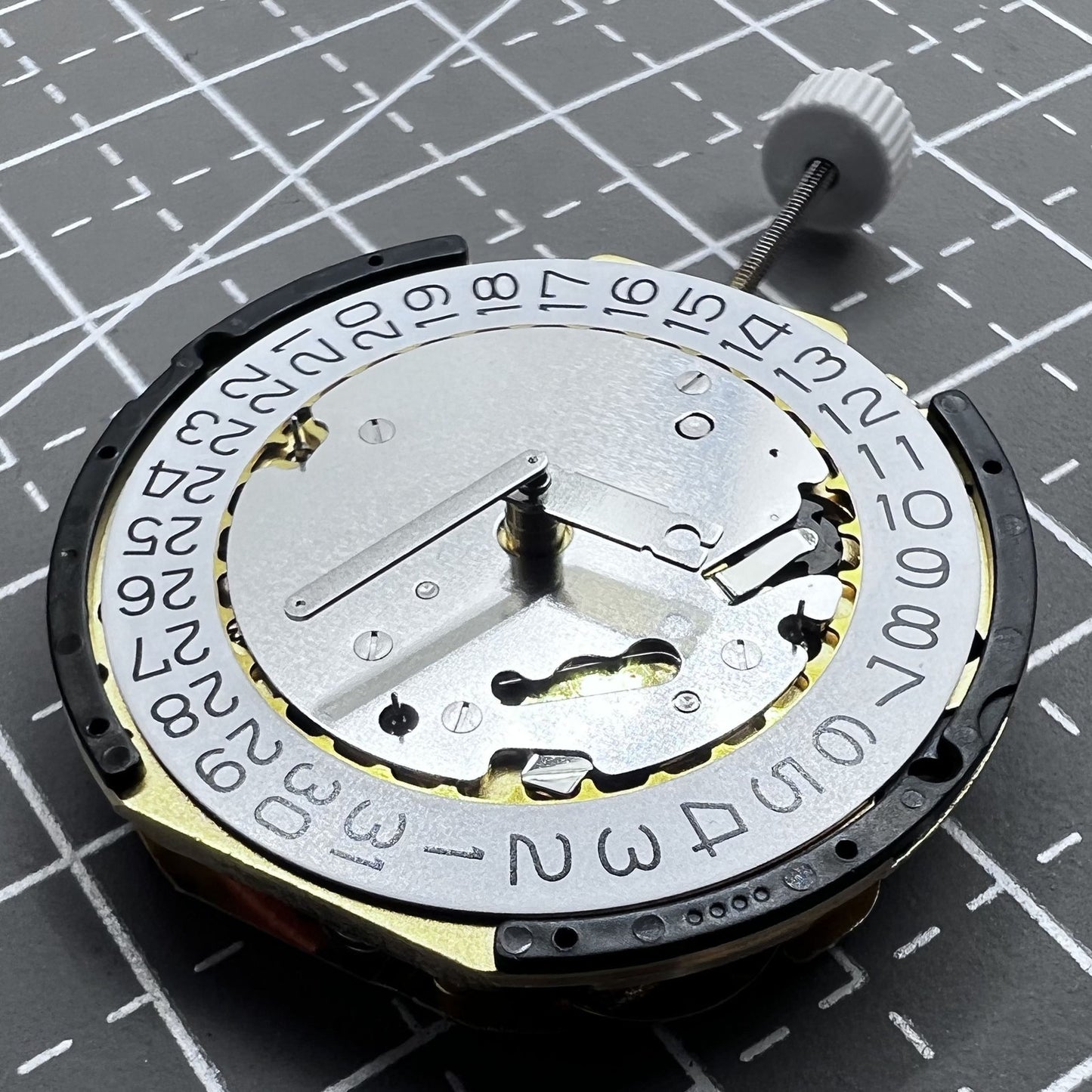 Multifunktionale Armbanduhr mit 6 Zeigern und Schweizer Ronda 3540D Quarzuhrwerk f�r pr�zise Zeitmessung.