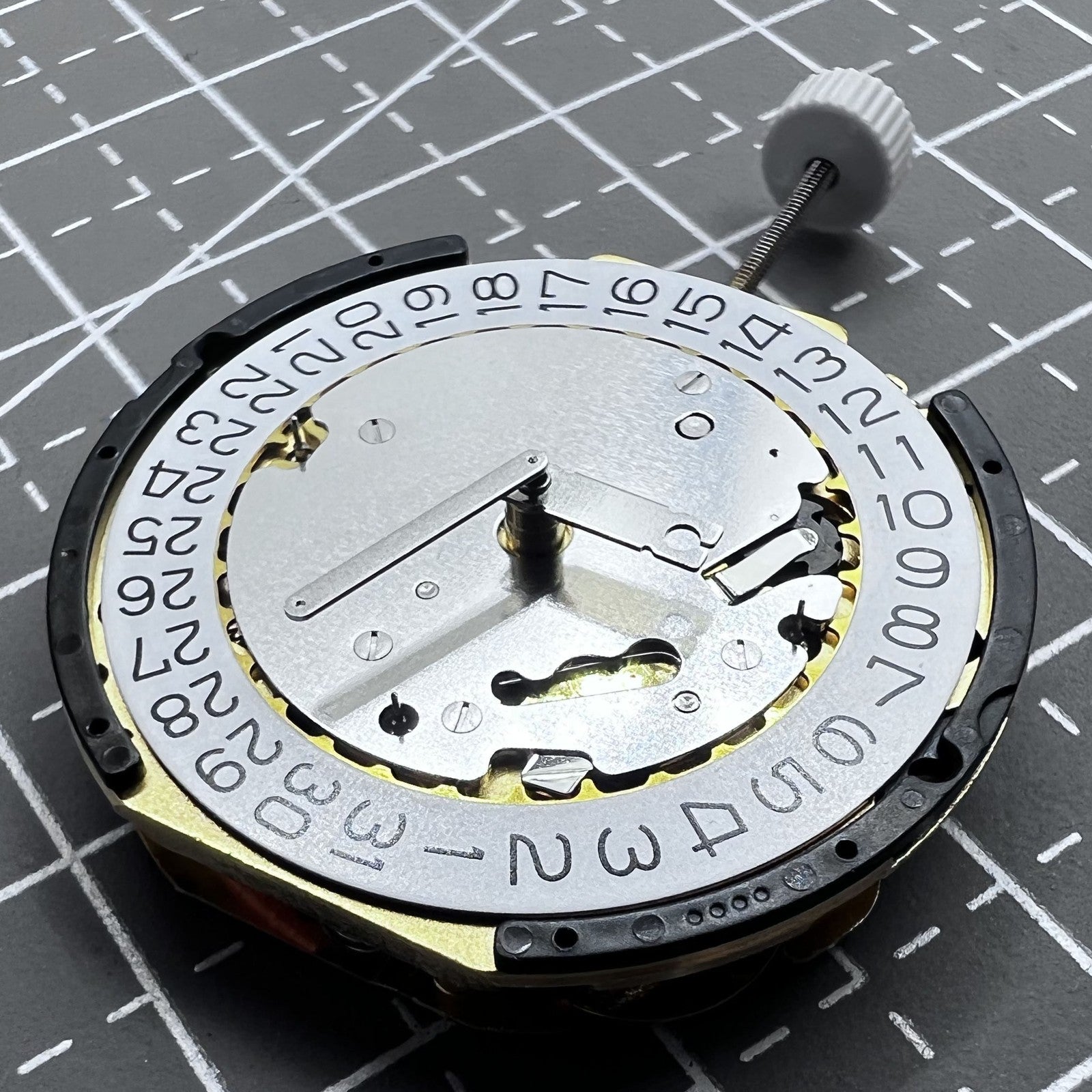 Multifunktionale Armbanduhr mit 6 Zeigern und Schweizer Ronda 3540D Quarzuhrwerk f�r pr�zise Zeitmessung.