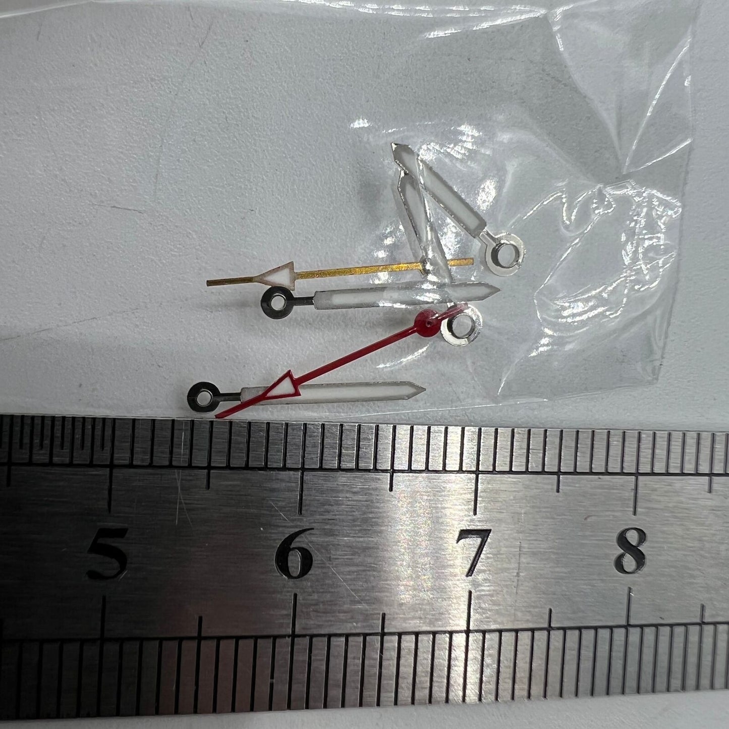 Red and green luminous watch hands set for Miyota 2035 and 2115 models, enhancing visibility in low light.