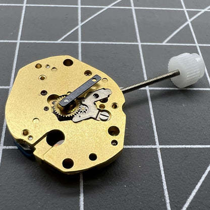 Swiss Made ETA579.005 quartz watch movement with 2/3 hands, ideal for precise watch accessory repairs and upgrades.