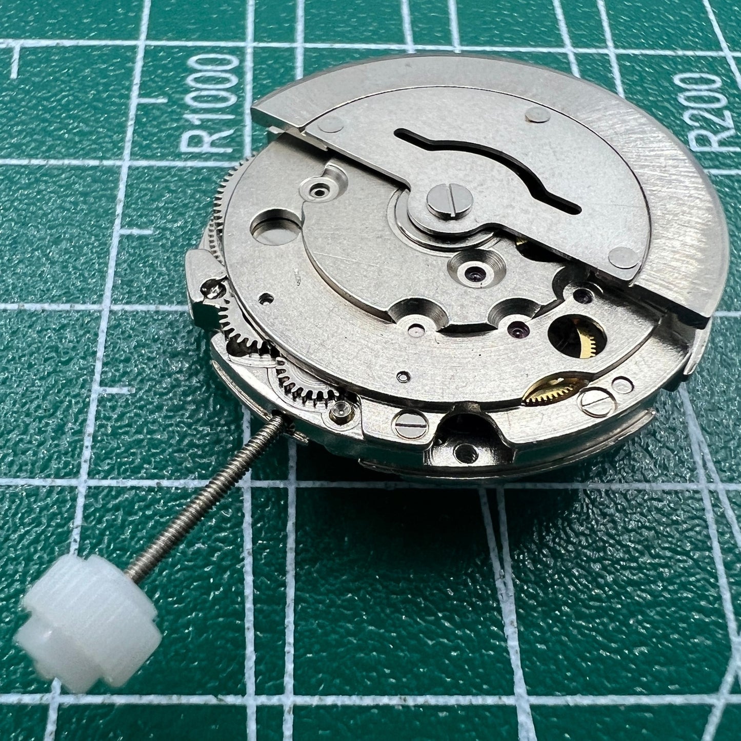 2813 mechanical watch movement with single calendar date at 3, precision China-made mechanism.