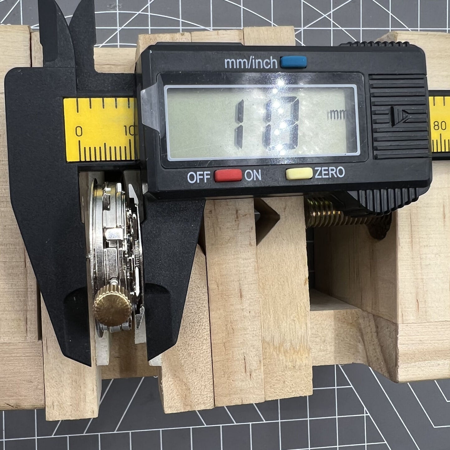 Black Dandong watch accessory featuring automatic mechanical movement and 9 o'clock small second dial for precise timekeeping.