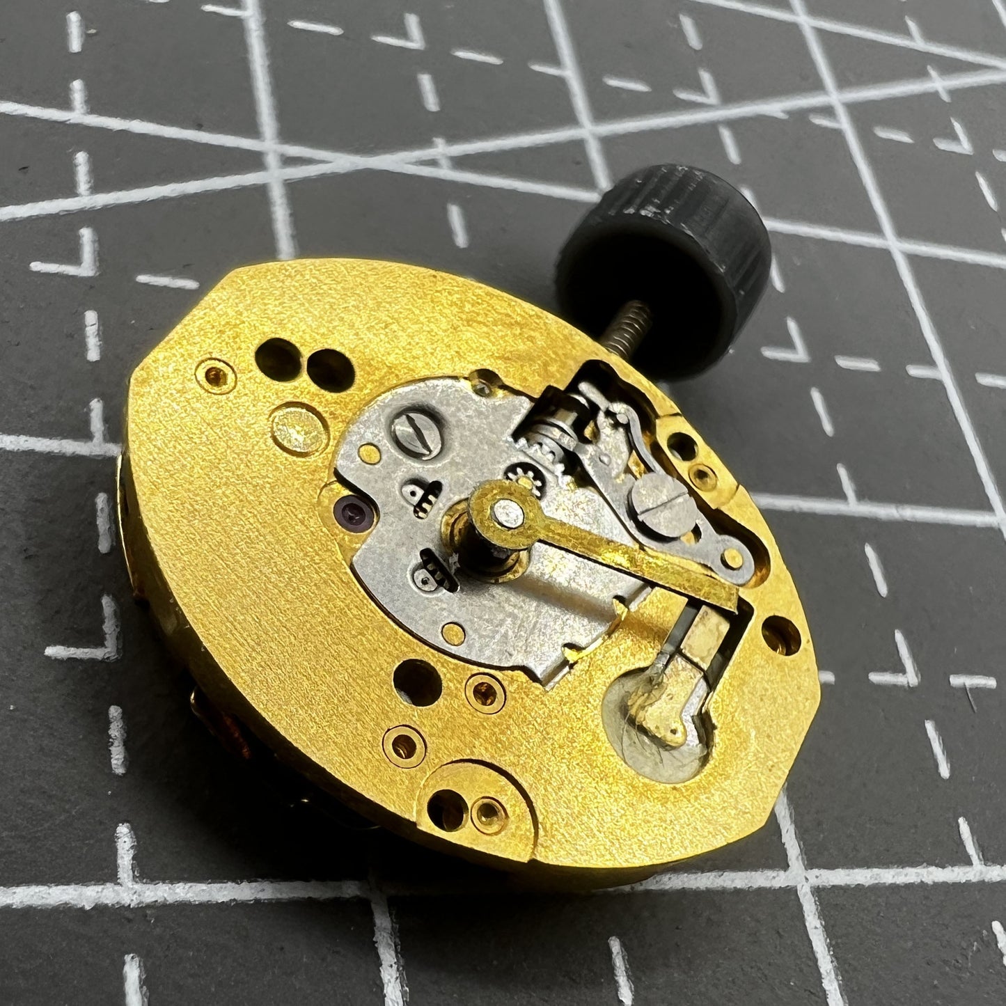 Quartzwerk ETA980 003 Uhrwerk aus der Schweiz mit blauem Schaltkreis und zwei Zeigern von Quartzwerk