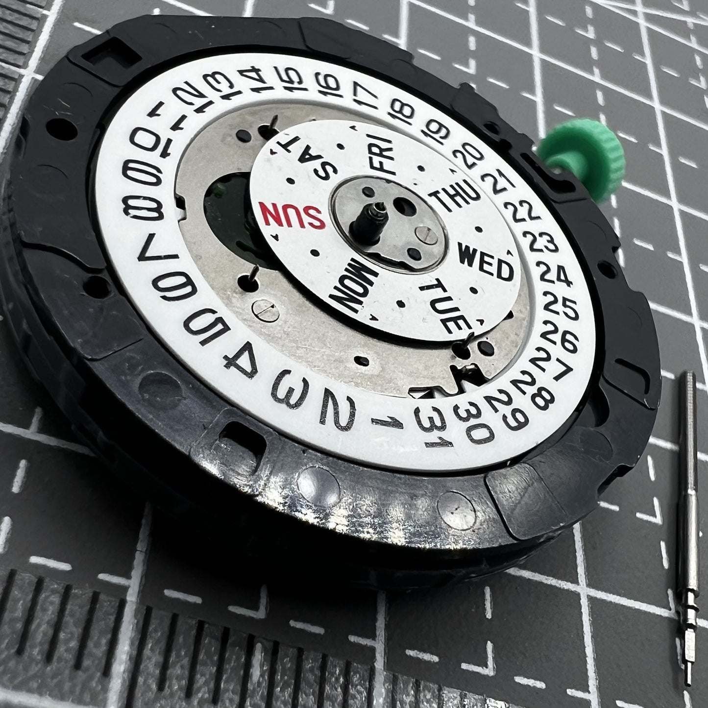 Multifunktionales Miyota OS00 Quarzuhrwerk mit Datum bei 3 Uhr, pr�zise Uhrwerksfunktion von Miyota.