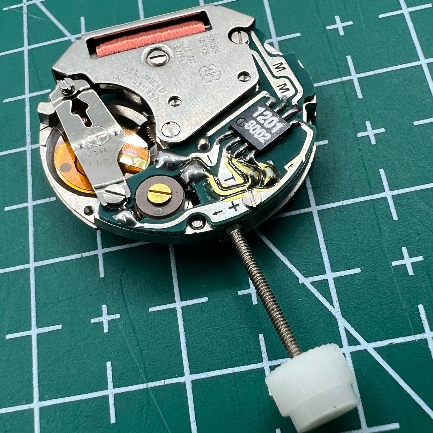 Wholesale ETA 581.001 Swiss Made quartz watch movement with 2 hands, precise for repair and crafting watches.