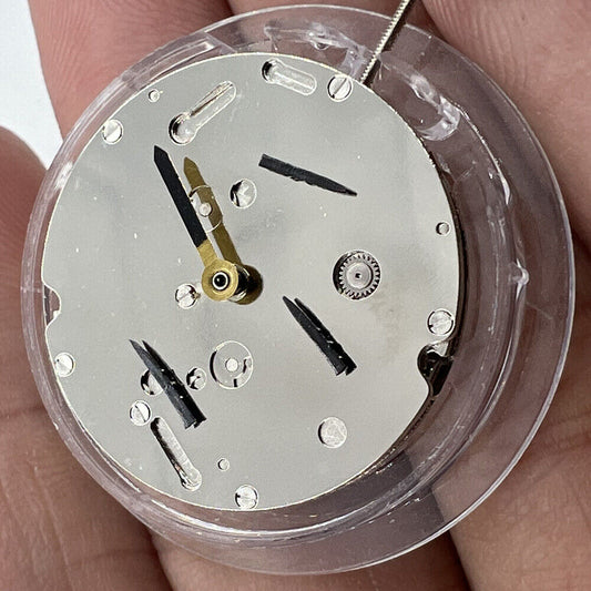DG2813 mechanical watch movement with 3 big hands and small second at 6 o'clock, no calendar display.