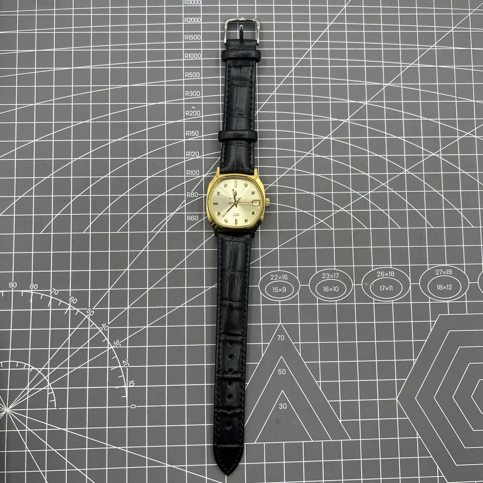 Black Dandong manual mechanical watch with 17 jewels, single calendar, and golden dial for elegant timekeeping.