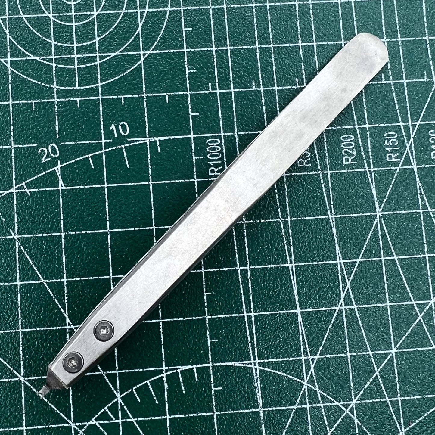 Bergeon 7825 spring bar tweezer designed for precise lug removal in watch repairs.