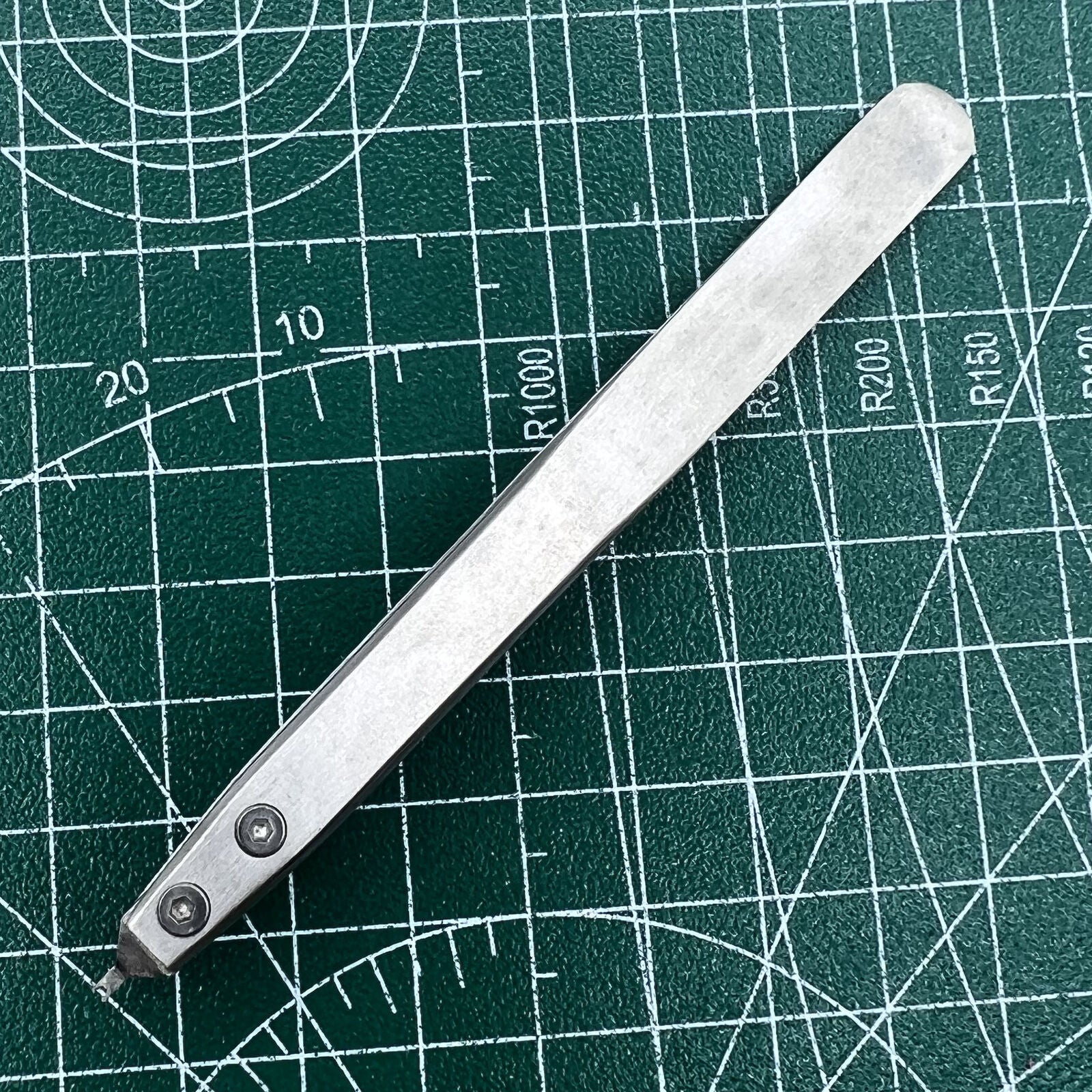 Bergeon 7825 spring bar tweezer designed for precise lug removal in watch repairs.