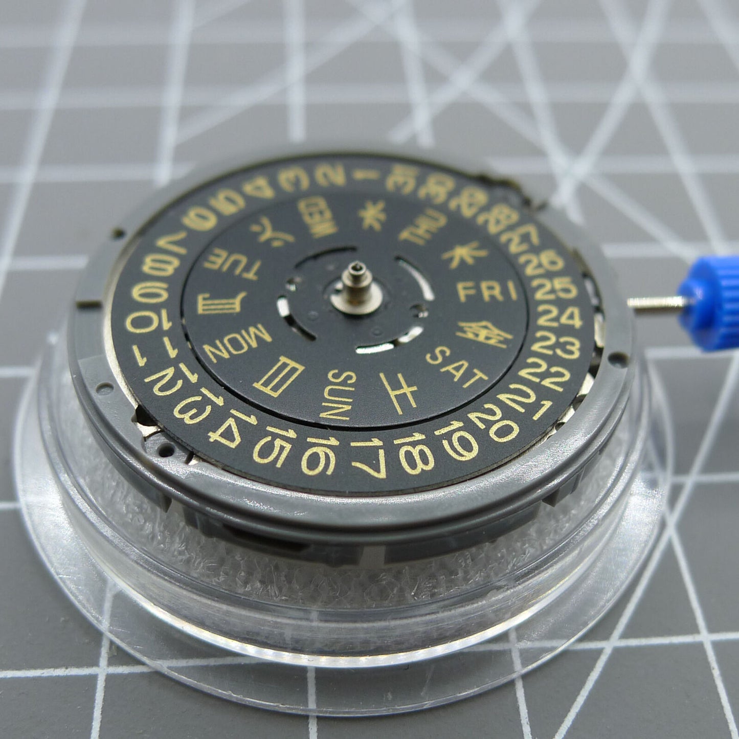 Automatikwerk Seiko NH36 mit schwarzem Zifferblatt goldenen Zahlen und Krone