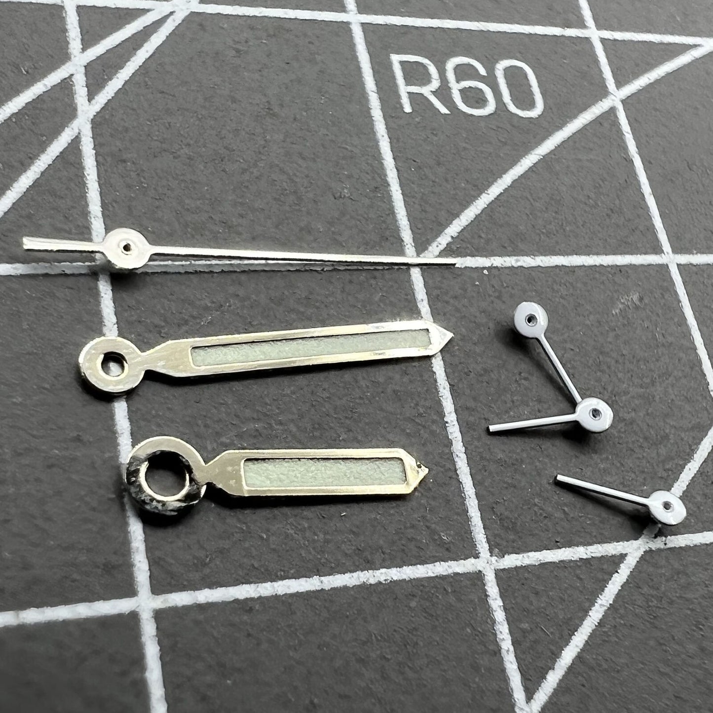 11 x 11 x 8 mm, silberner Rand, grüne Leuchtzeiger für Epson VD53 VD54 VD57 Uhrwerk