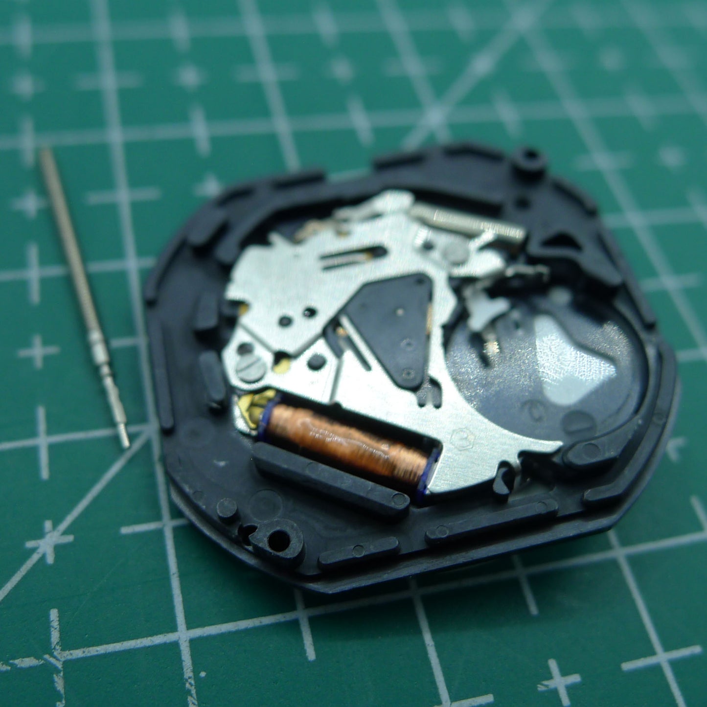 Hattori Epson VX44E white dial quartz watch movement, reliable for precise watch repairs and replacements