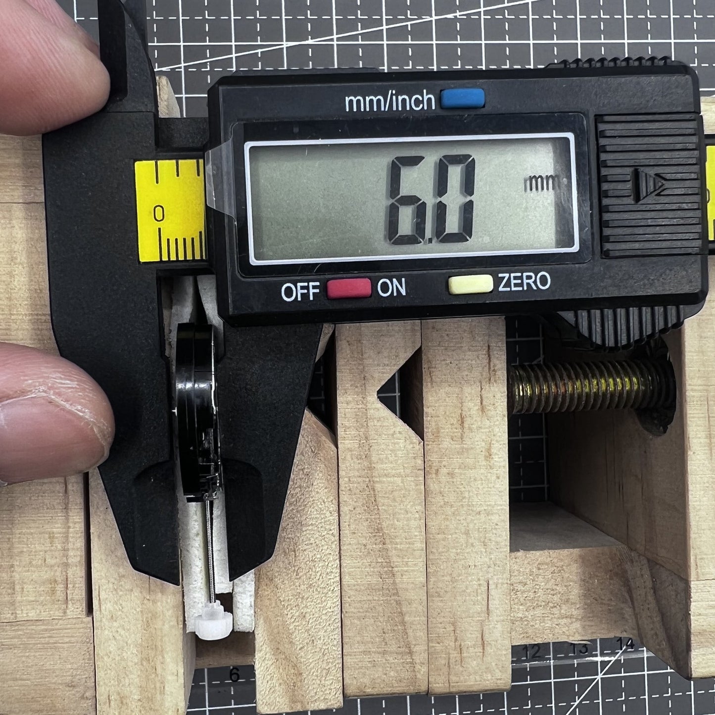 2 Stück Sunon PE81 Quarzuhrwerk mit 3 Zeigern und Datumsanzeige bei 3 Uhr