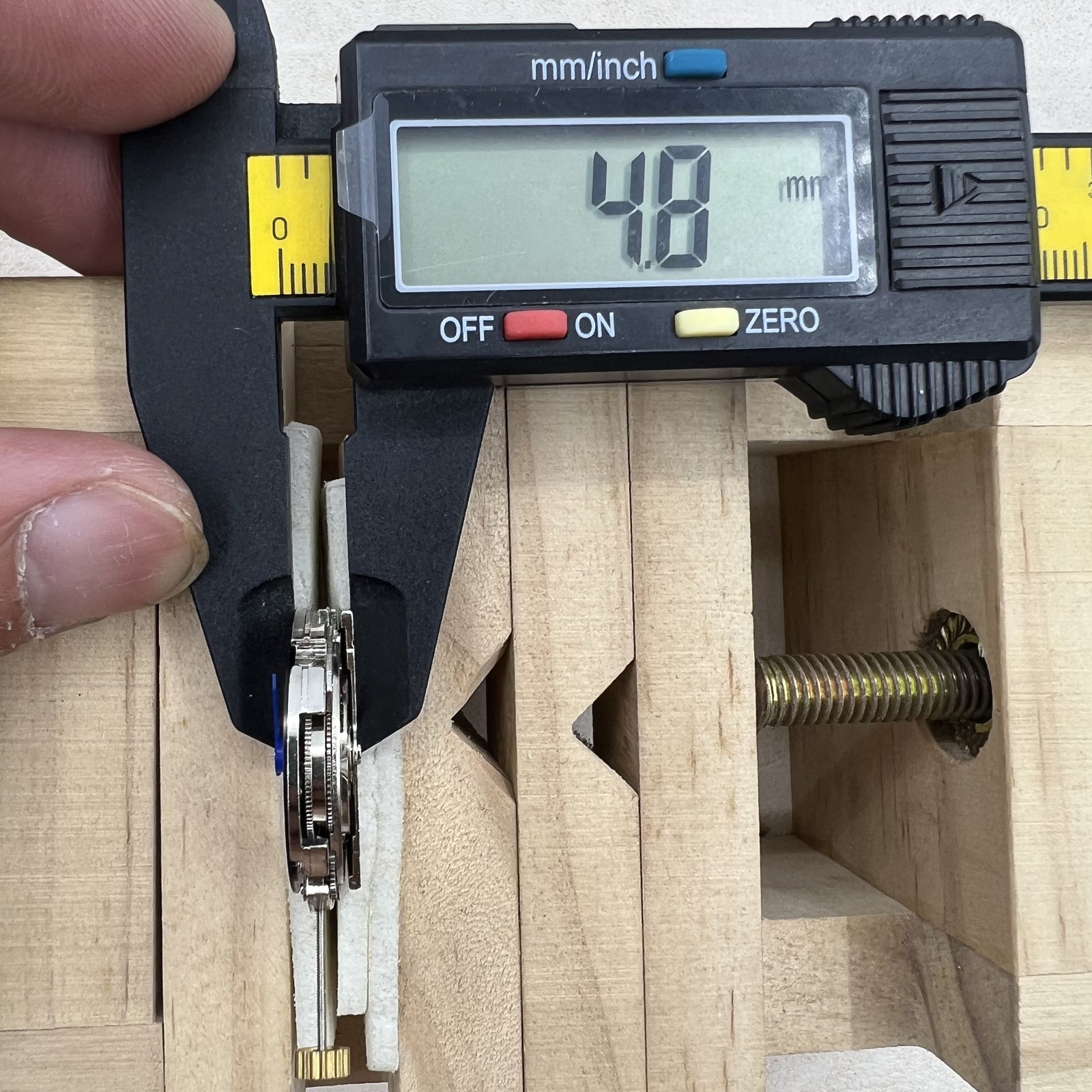 Mechanisches Uhrwerk 2813 mit schwarzem Zifferblatt und Tagesdatum Kalender auf Position 6, stilvoll und pr�zise.