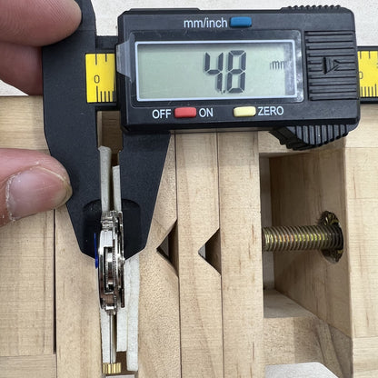 Mechanisches Uhrwerk 2813 mit schwarzem Zifferblatt und Tagesdatum Kalender auf Position 6, stilvoll und pr�zise.