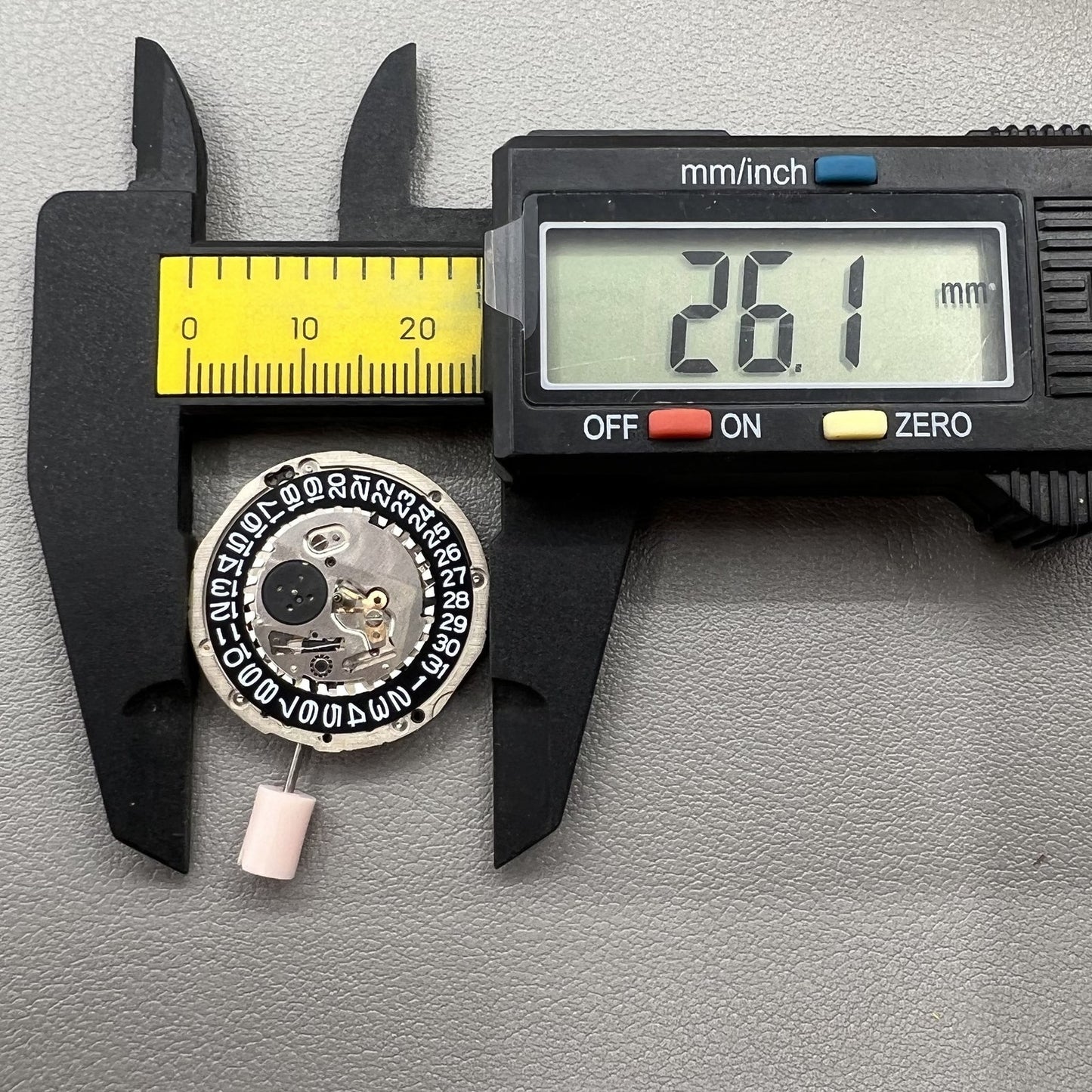 Seiko 5J32A quartz watch movement featuring black disk and single calendar display for precise timekeeping.