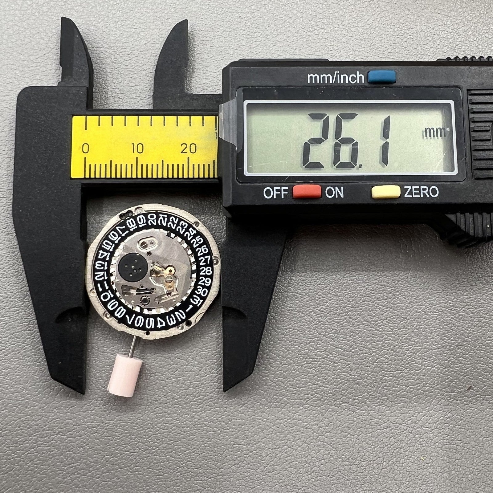 Seiko 5J32A quartz watch movement featuring black disk and single calendar display for precise timekeeping.