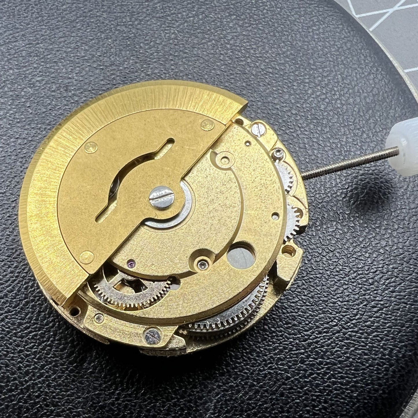 DG2813 MINGZHU automatic watch movement showcasing golden 3-hand design for elegant timekeeping.