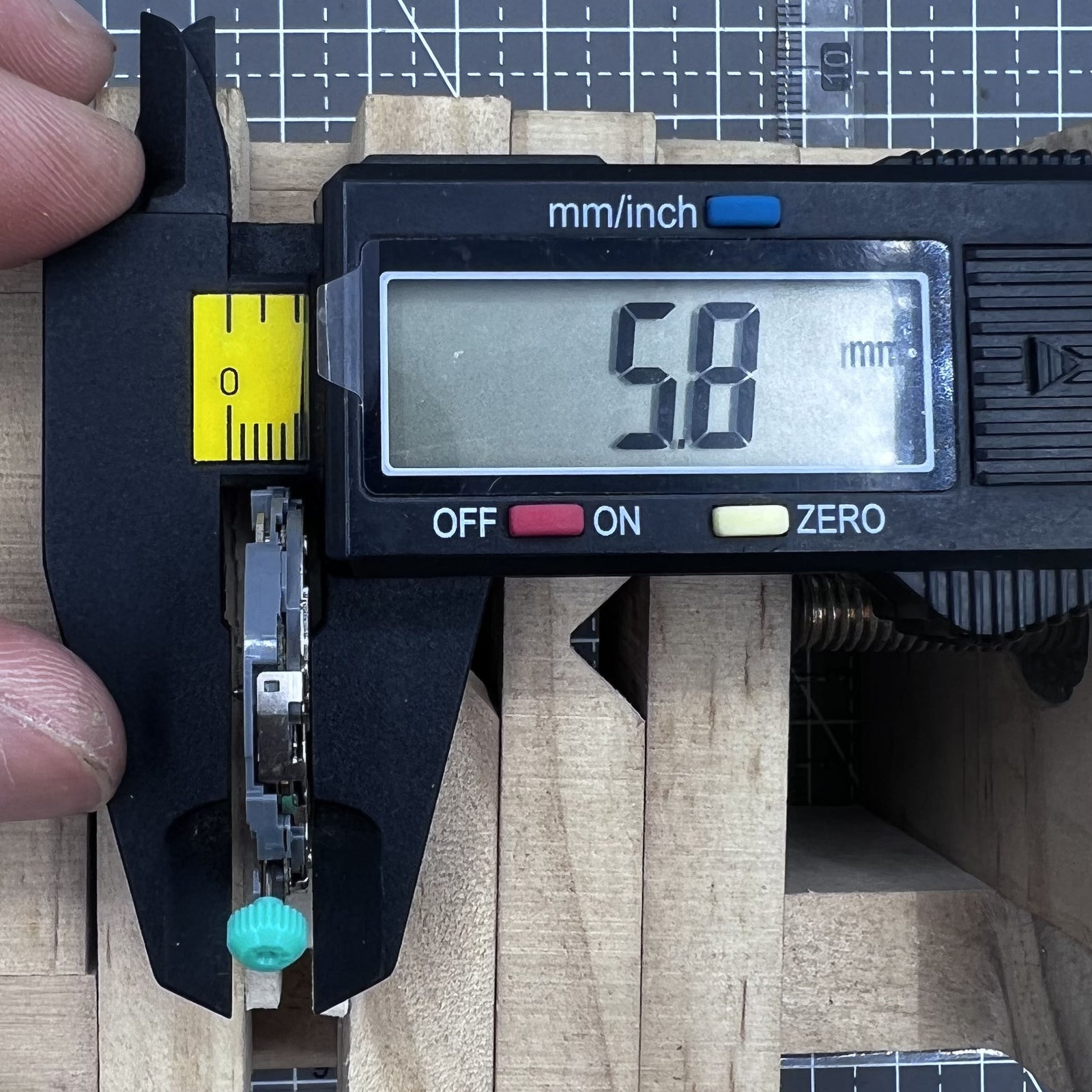 Miyota OS70 multifunctional quartz watch movement, no calendar, used condition, precise timekeeping accessory.
