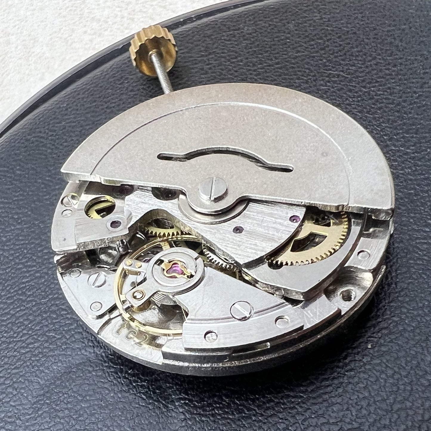 Mechanisches Uhrwerk 2813 mit schwarzem Zifferblatt und Tagesdatum Kalender auf Position 6, stilvoll und pr�zise.