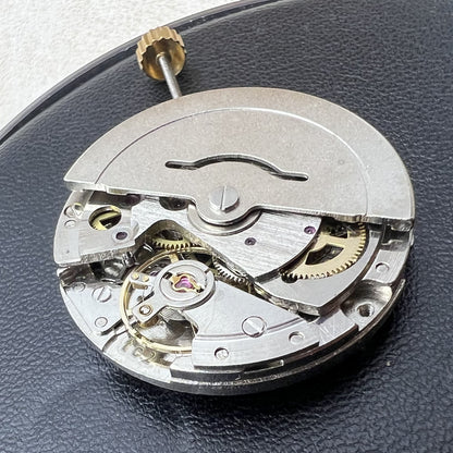 Mechanisches Uhrwerk 2813 mit schwarzem Zifferblatt und Tagesdatum Kalender auf Position 6, stilvoll und pr�zise.