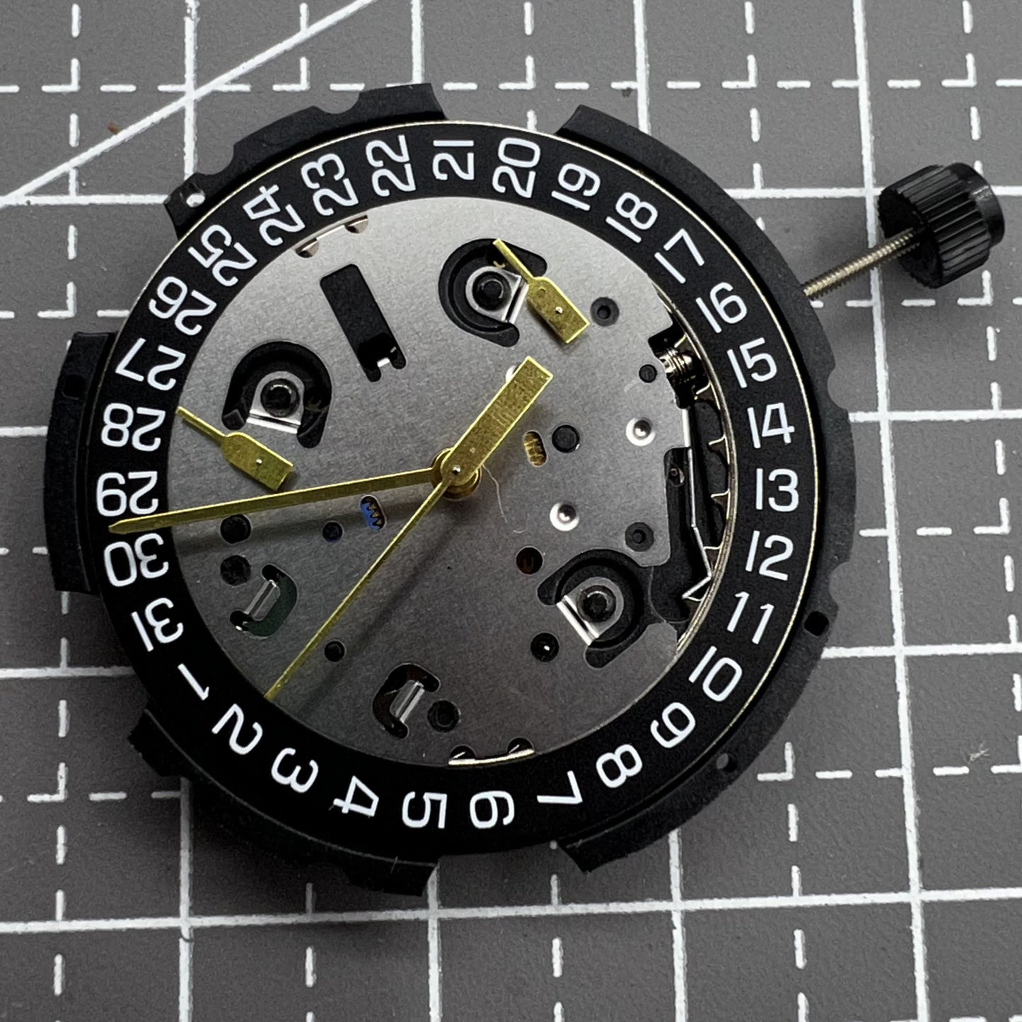 ETA Quarzuhrwerk G10 212 mit schwarzem Zifferblatt, drei Zeigern und Datumsanzeige um drei Uhr