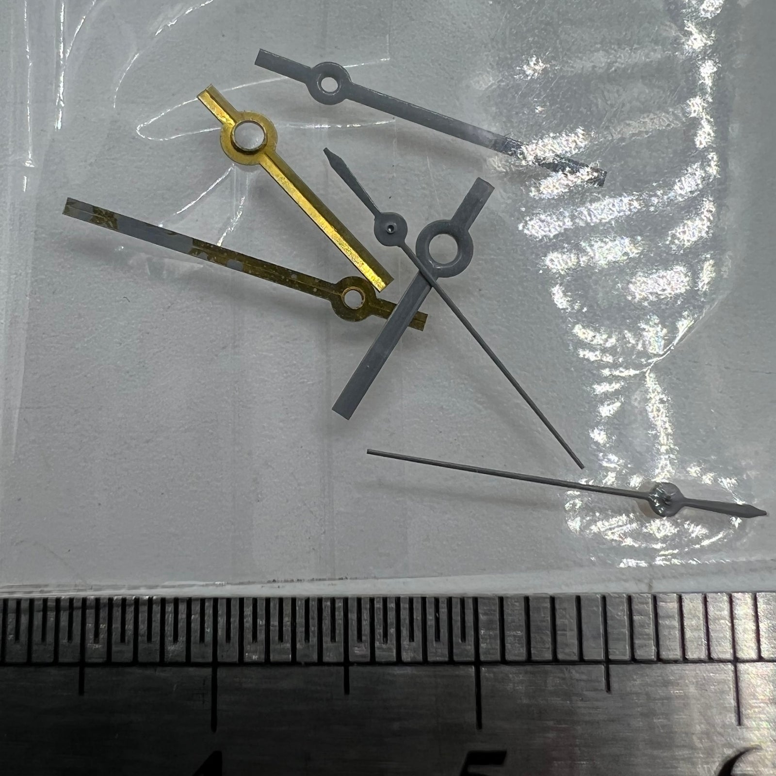 Silver watch hands set for Miyota 2035 with 16mm and 11mm lengths, enhancing precise timekeeping.