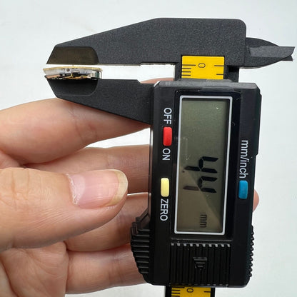 Miyota SUPER 2035 Japan quartz watch movement mechanism for accurate timekeeping and durability.