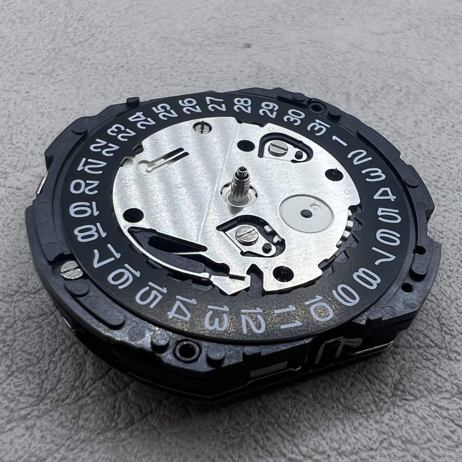 Seiko 7T12A quartz movement watch accessory with black single date display disc for precision timekeeping