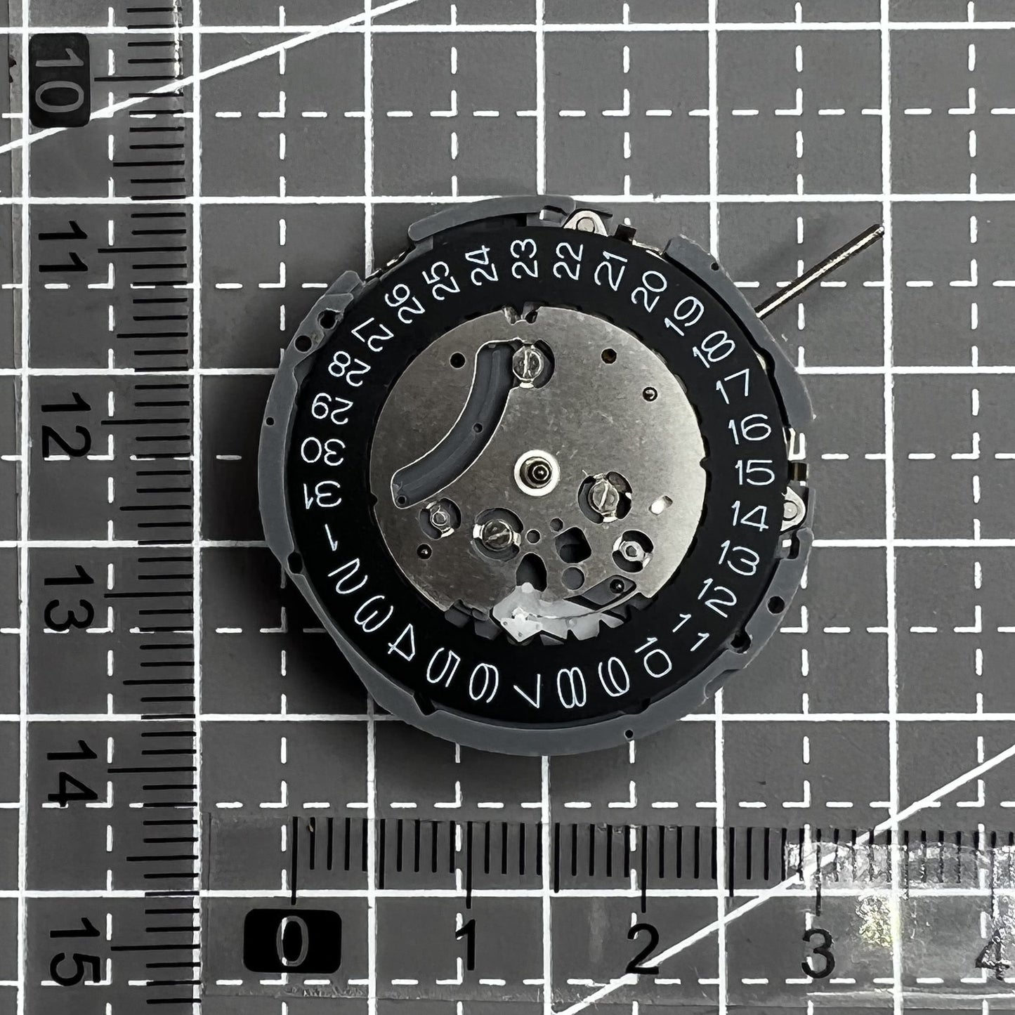 Schwarzes Zifferblatt mit Seiko VK63 Quarz Uhrwerk, hochwertige japanische Pr�zision f�r Uhrzubeh�r.