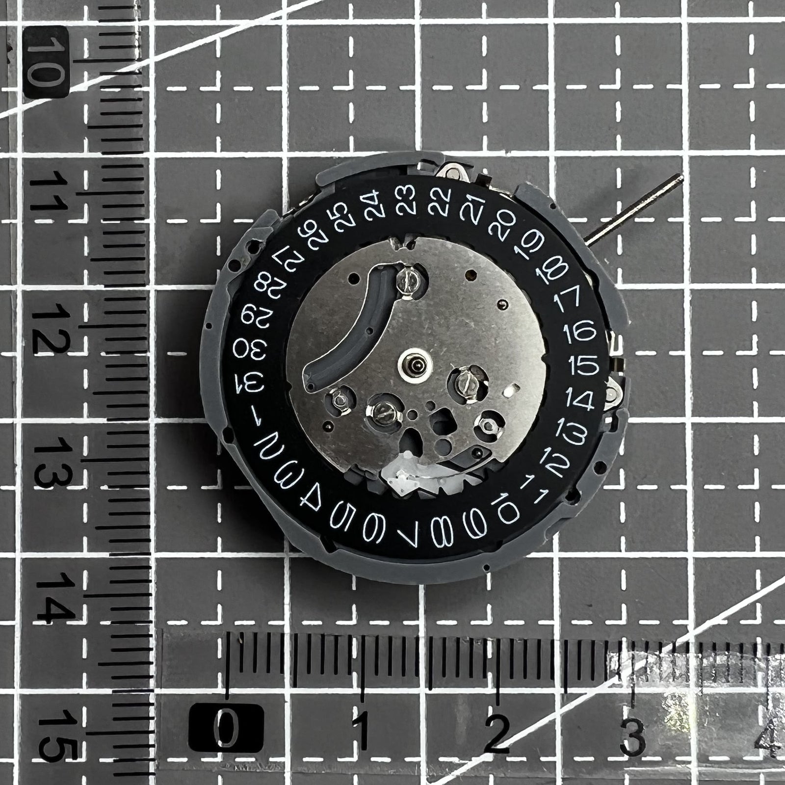 Schwarzes Zifferblatt mit Seiko VK63 Quarz Uhrwerk, hochwertige japanische Pr�zision f�r Uhrzubeh�r.