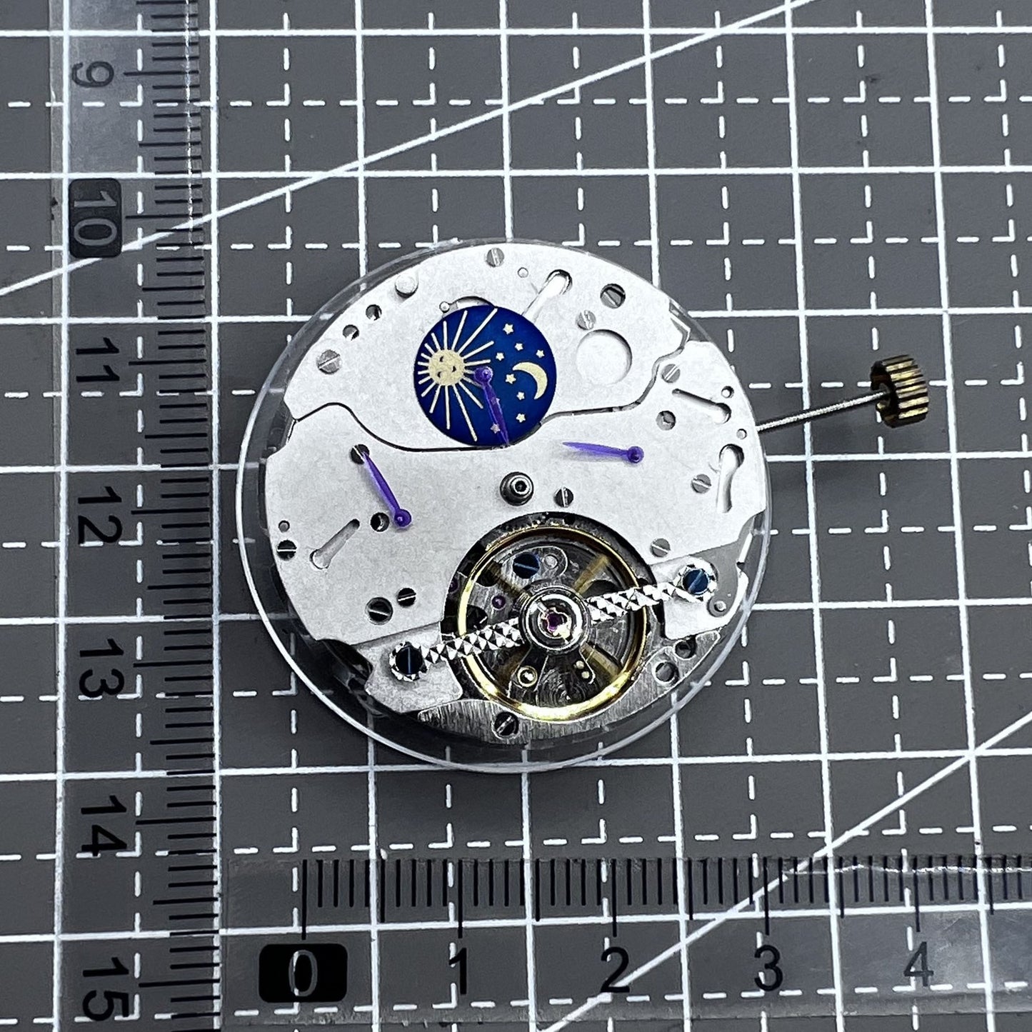 Multifunctional automatic watch with moon phase and 12-hour display, elegant design