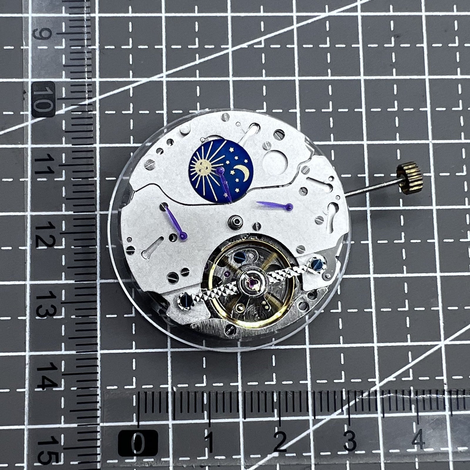 Multifunctional automatic watch with moon phase and 12-hour display, elegant design