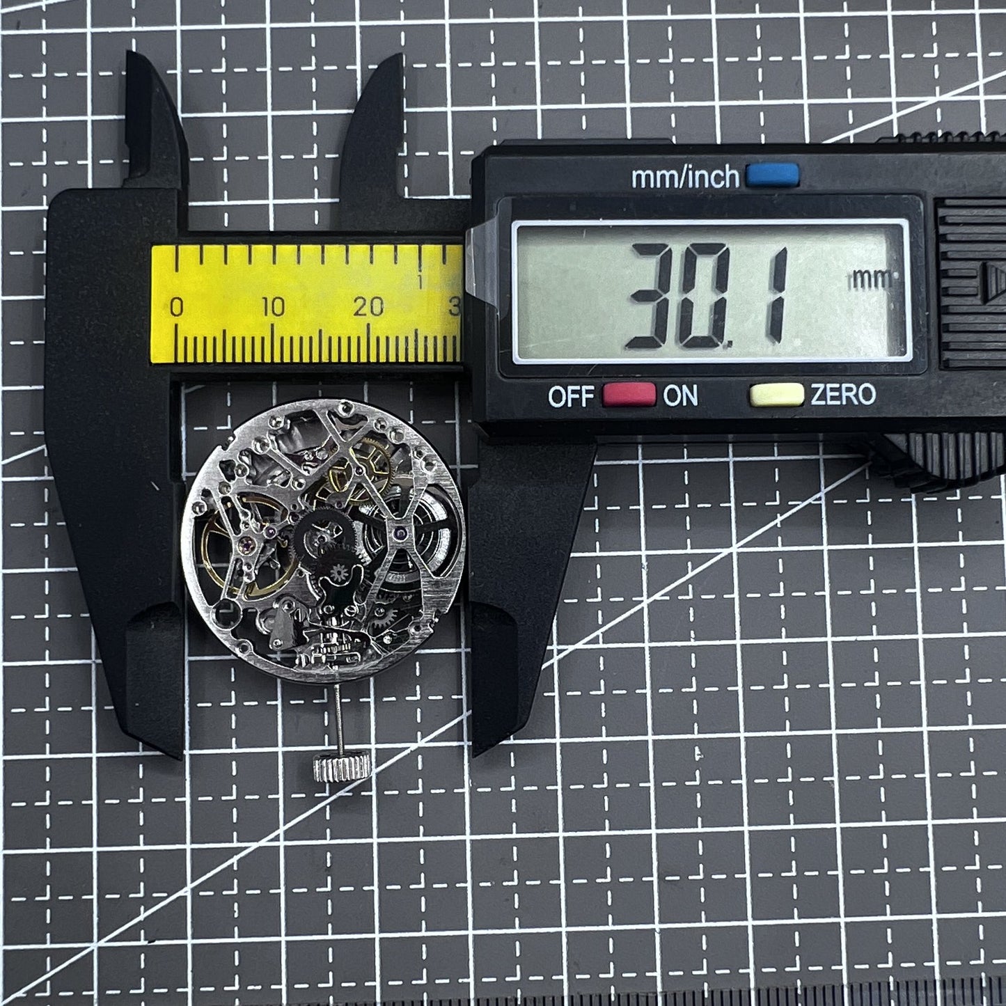 Tianjin Automatikwerk watch mechanism with 24 jewels, hand-engraved silver hollow design for premium watch accessories.