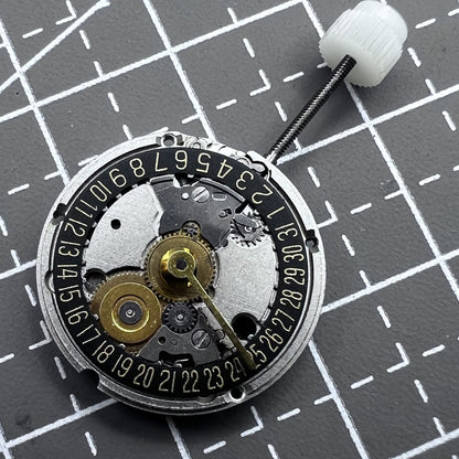 Schweizer Uhrwerk ETA 956.114 mit schwarzer Scheibe, goldenen Ziffern und Datumsanzeige f�r Uhrenzubeh�r.