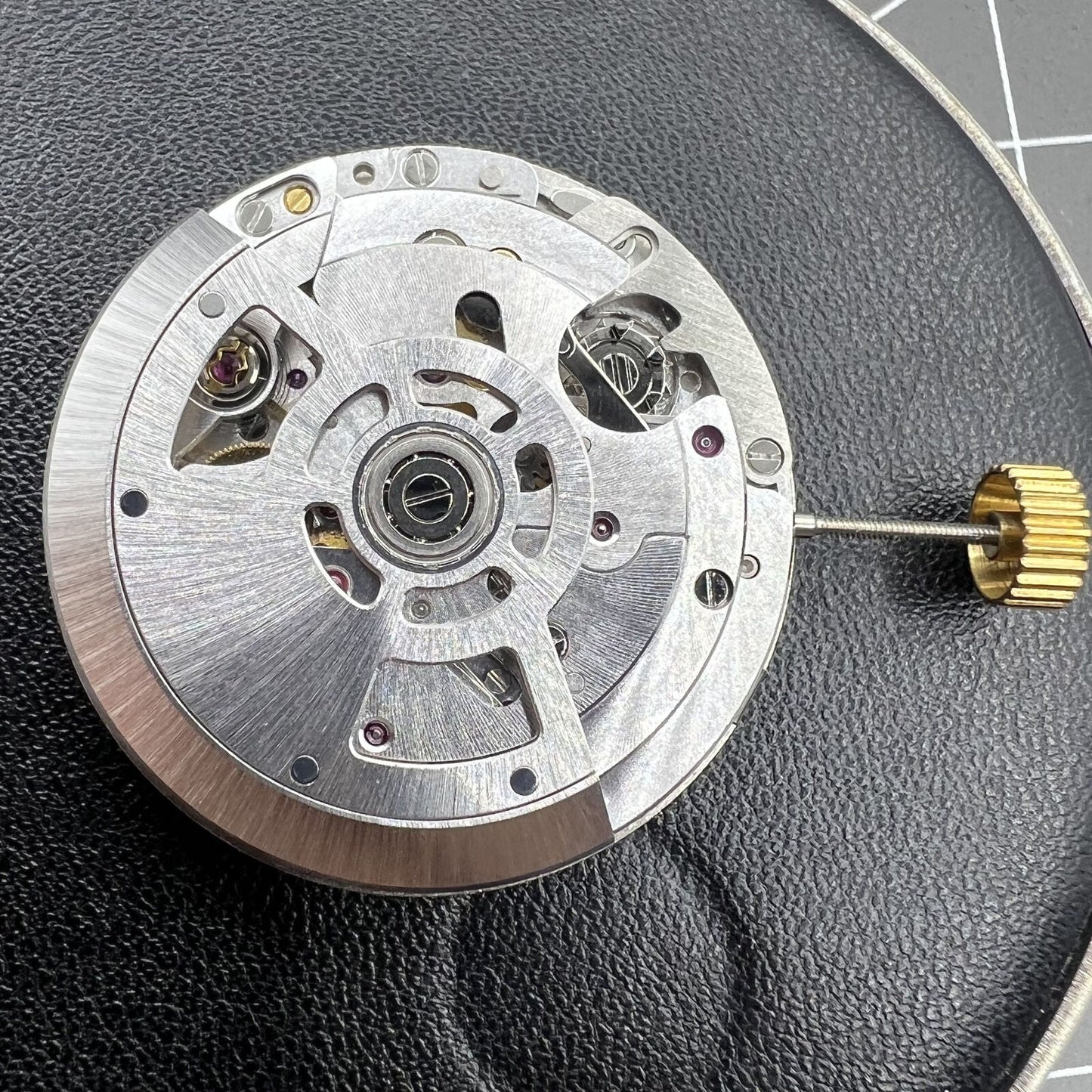 SL4801 multifunctional automatic watch featuring mechanical movement and three subdials at 3, 6, and 9 o?clock.