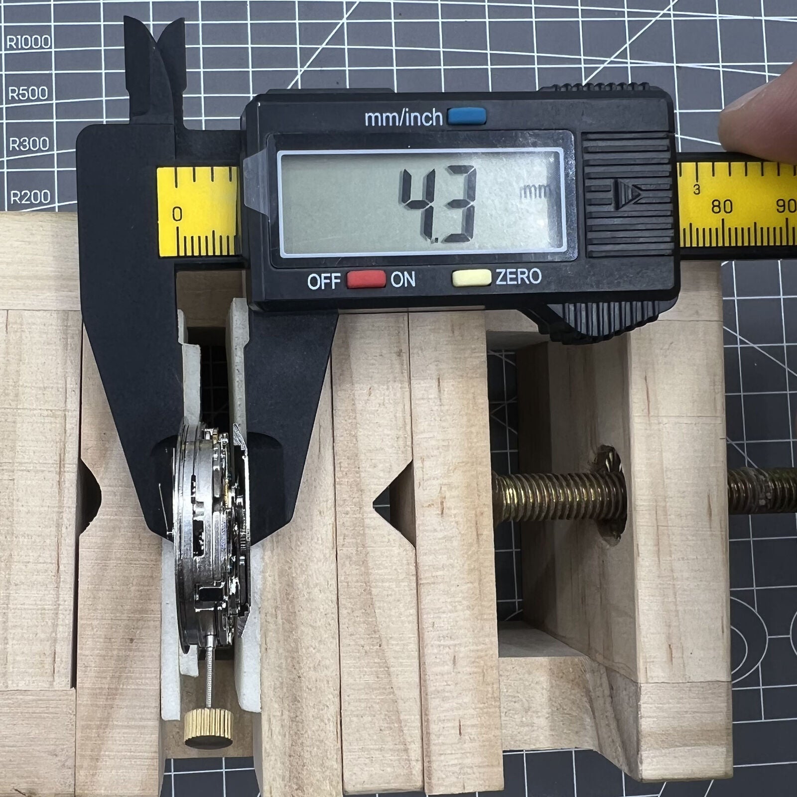 Dandong 7750 7753 automatic watch movement with single calendar at 6 o'clock, precise timing by Dandong.