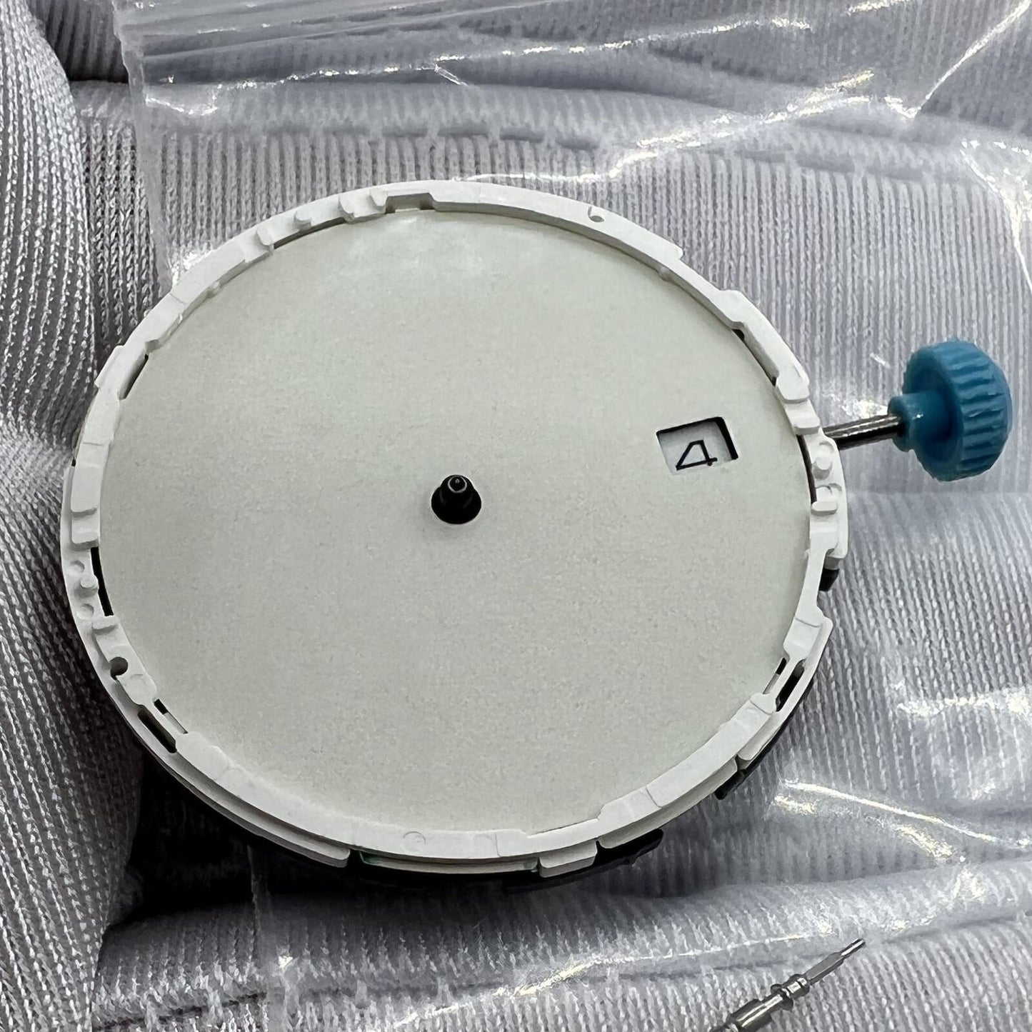 Miyota 6N10 quartz movement with luminescent hands and single date at 3 o?clock, premium watch accessory.