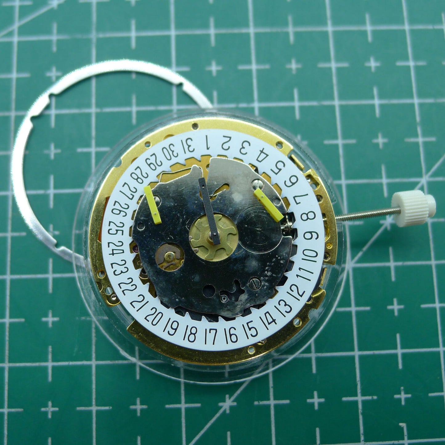 Swiss Made ISA 8171 quartz watch movement with date at 6 o?clock, ideal for precision watch accessories.