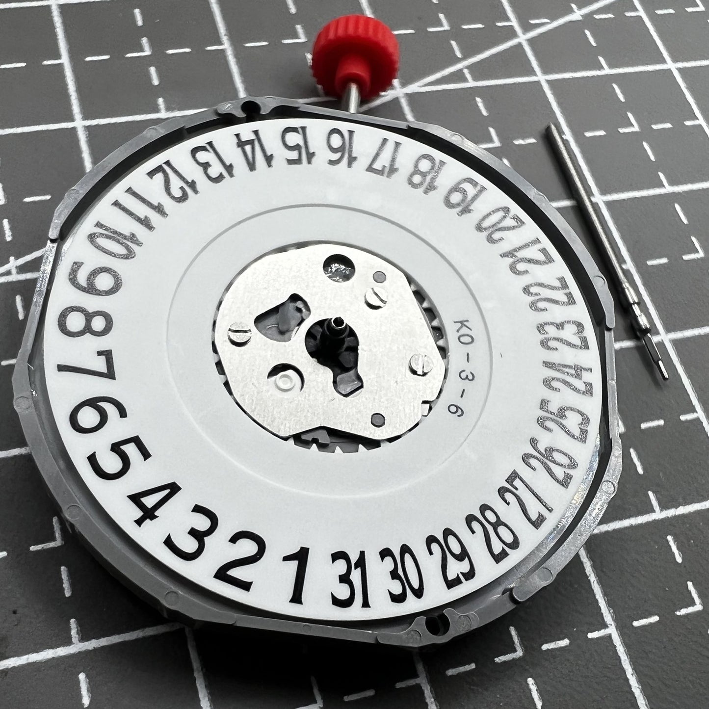 Miyota 2415 Quarzuhrwerk mit Datumsanzeige bei 6 Uhr und Uhrenwelle f�r pr�zise Zeitmessung
