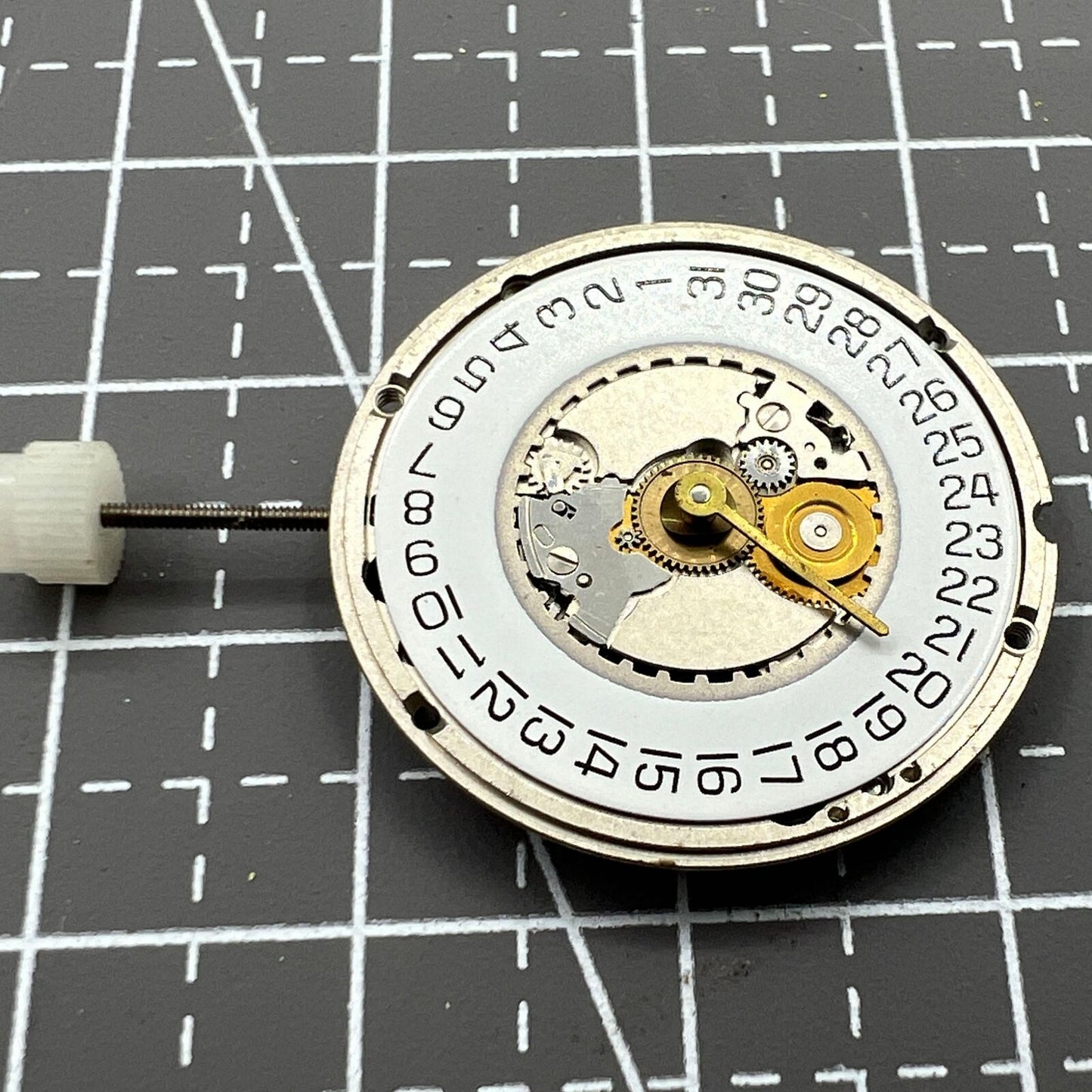 ETA 955.414 Swiss Made quartz watch with silver dial, single calendar at 3 o'clock, classic design by ETA.