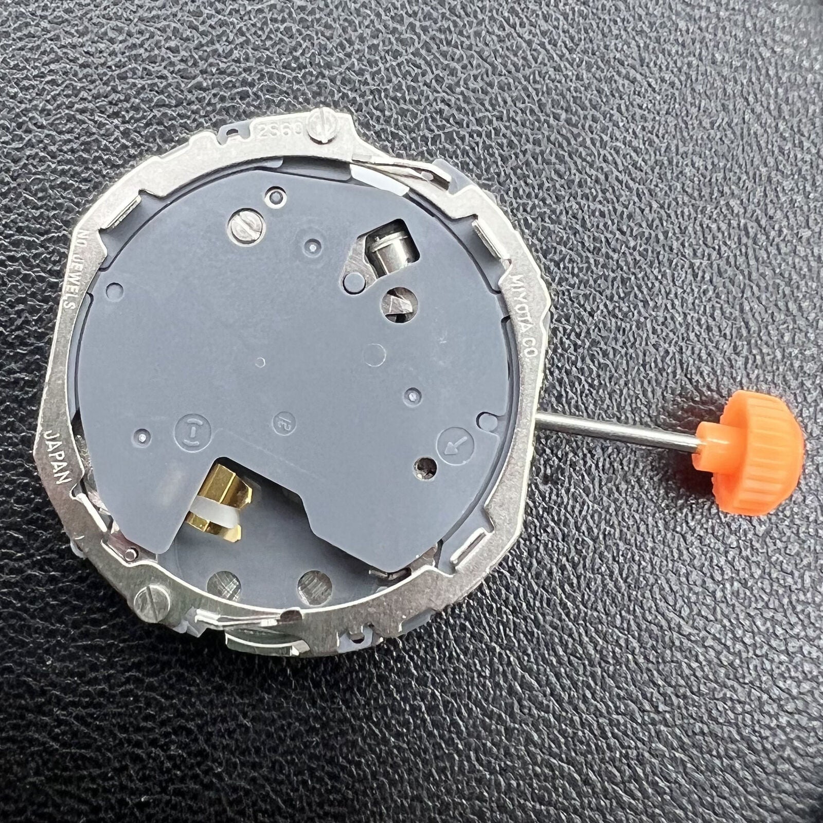 Miyota 2S60 quartz watch movement with single calendar date at 3 o'clock, precise and reliable mechanism.