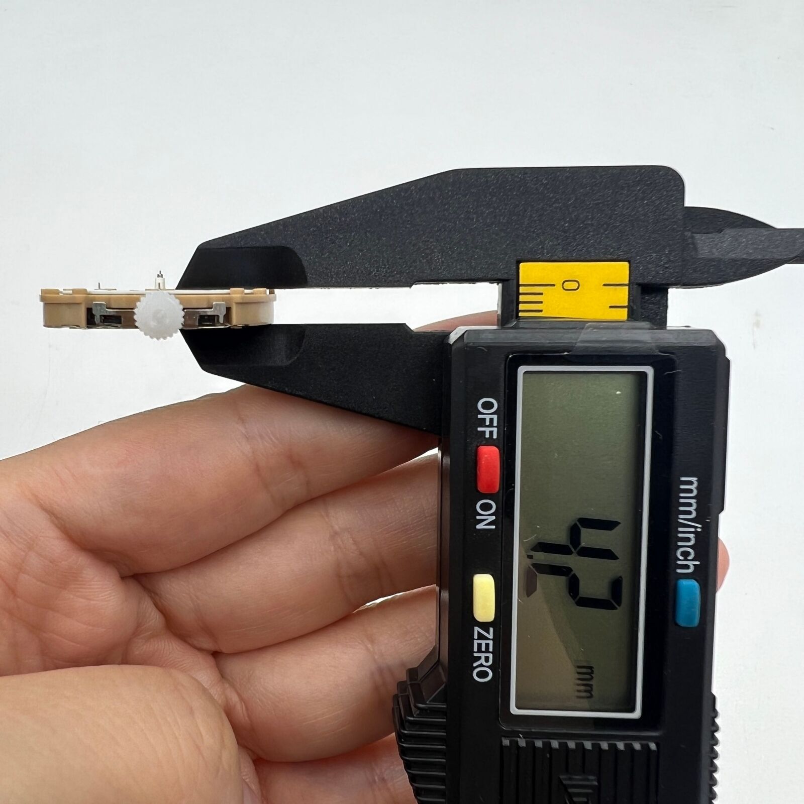 Sunon PE60 quartz watch with three hands, date display, and small seconds, perfect for everyday style.