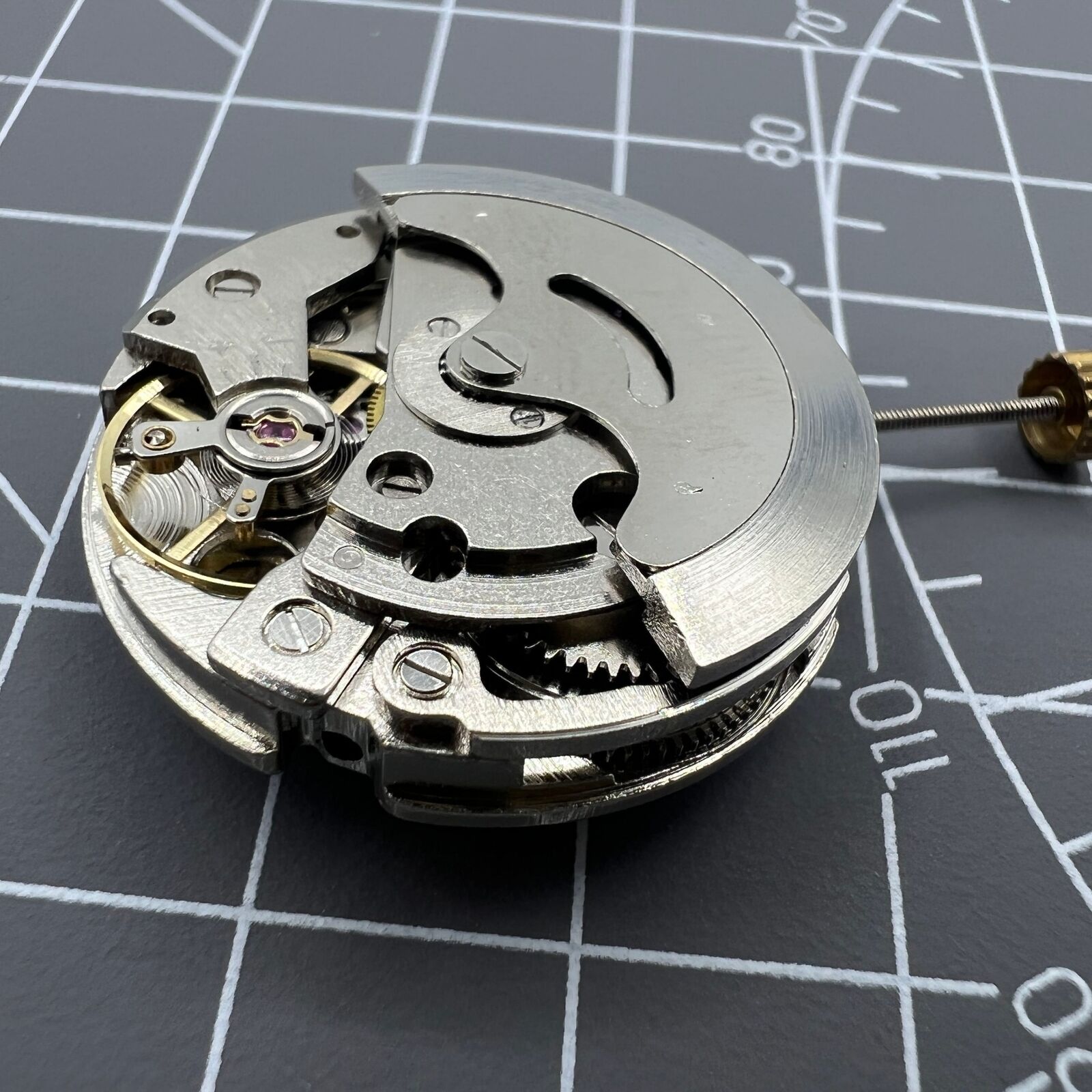 26.5mm 7120 automatic mechanical watch movement with single calendar and three hands for accurate timekeeping.