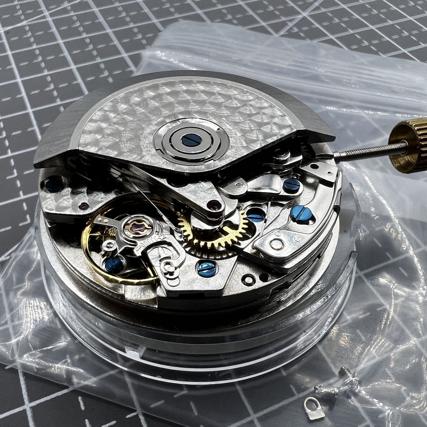 Chronograph mit schwarzem Zifferblatt Modell 7750 Kleine Sekunde bei 9 Uhr Tag und Datum mit drei Zeigern