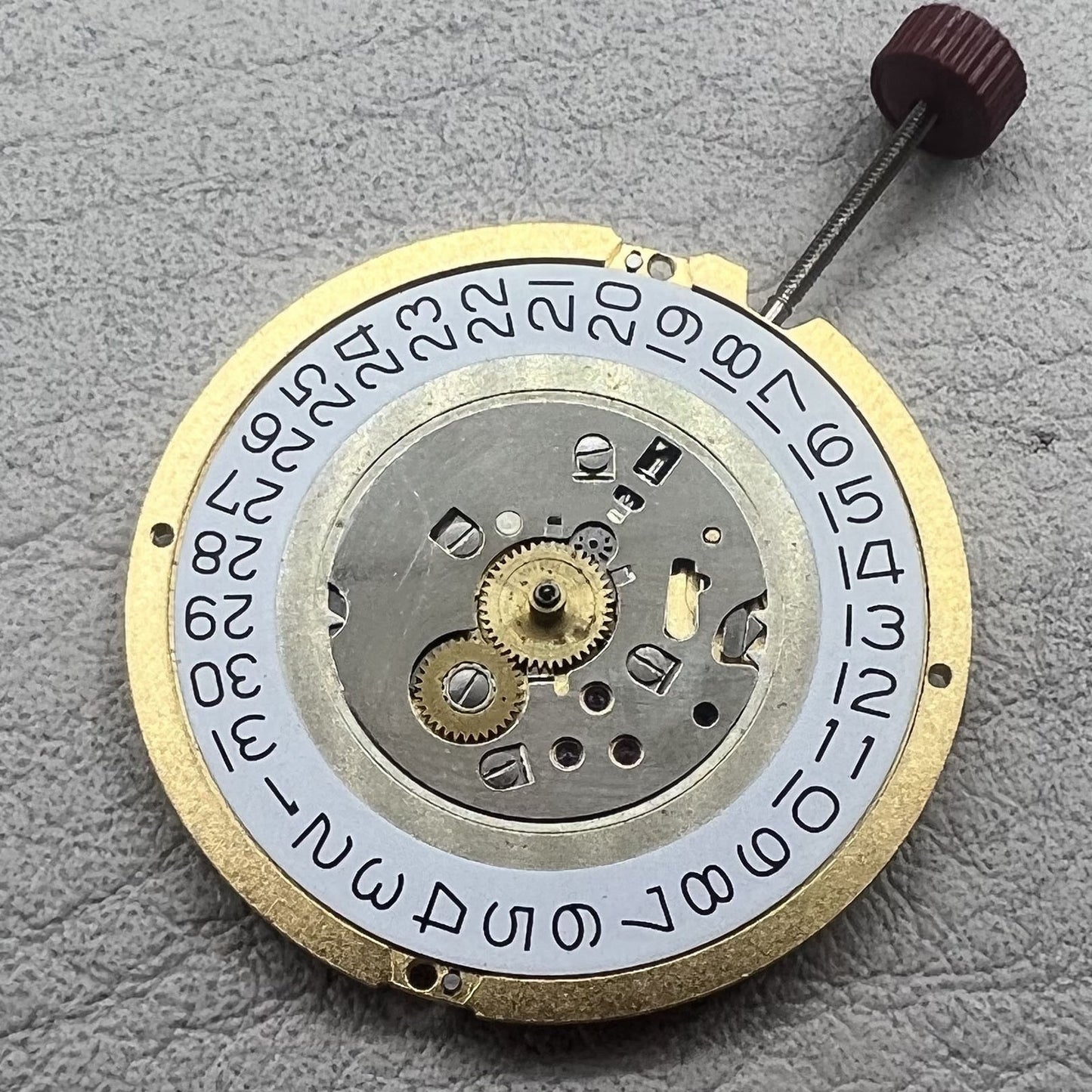 Ronda Quarzuhrwerk 1016 Swiss watch movement with date display at 3 o?clock, precision timekeeping.