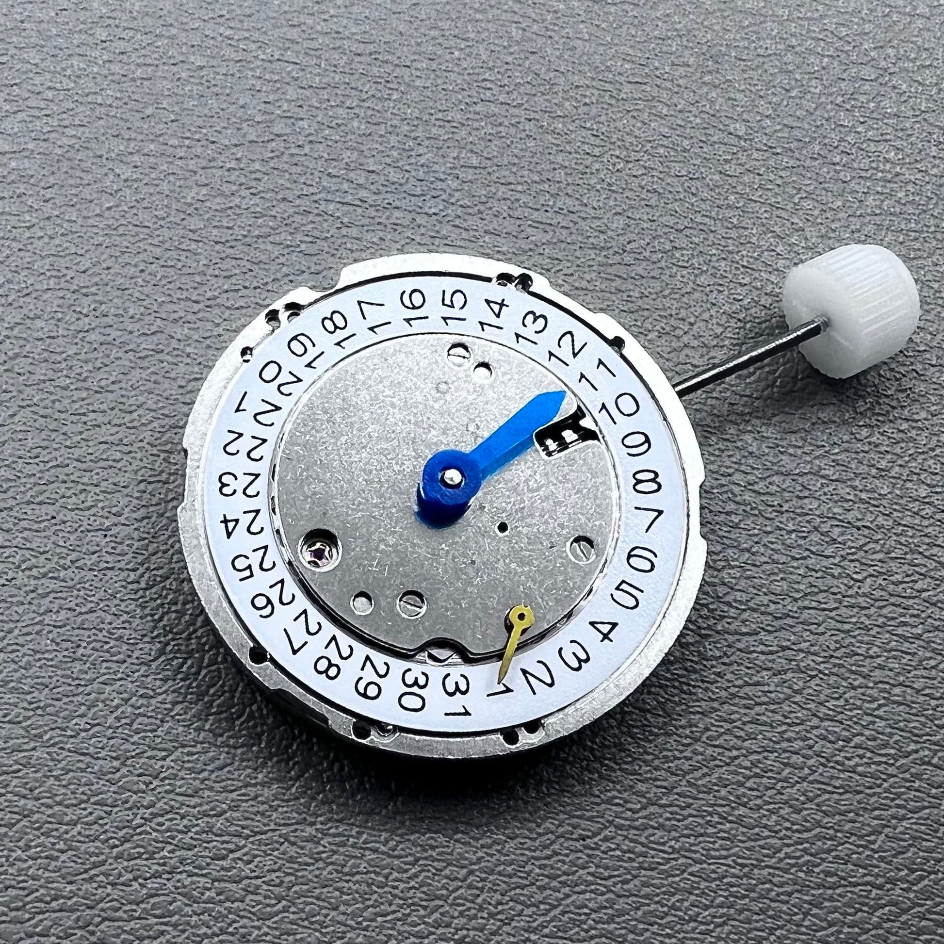 China 2813 8205 8215 automatic mechanical watch movement with single calendar feature for precise timekeeping.