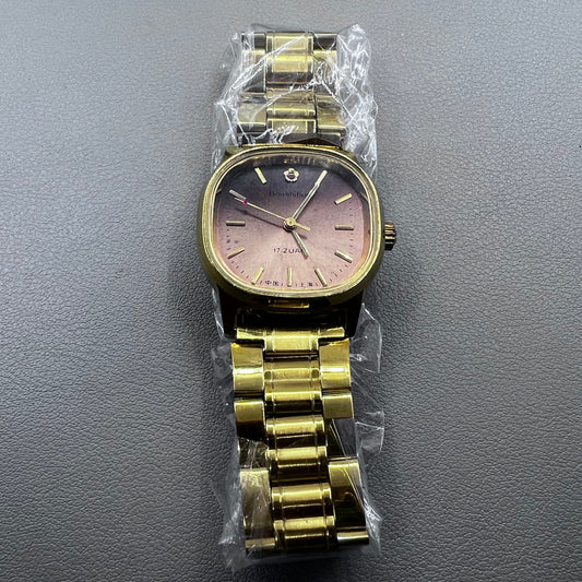 33mm Shanghai Golden Nail watch with manual mechanical movement and square gold case, 17 jewels detail.